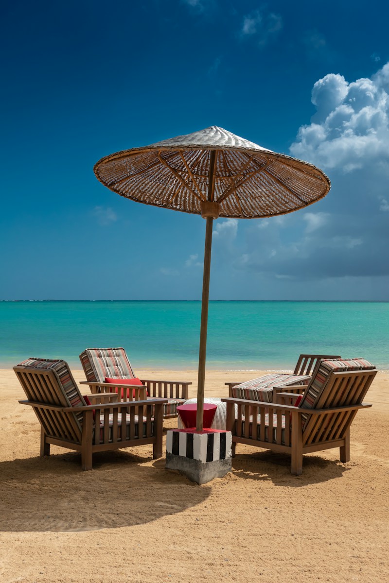 Klappbare Gartenliege für den Balkon: Darauf achten 1 brown wooden 5-piece patio set on sand during daytime